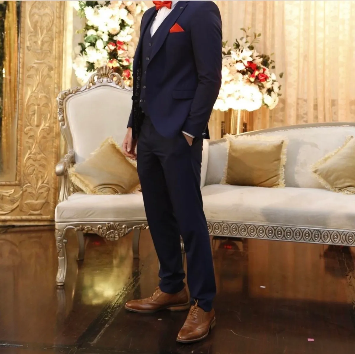 Navy blue three piece suit with red bowtie - Image 4
