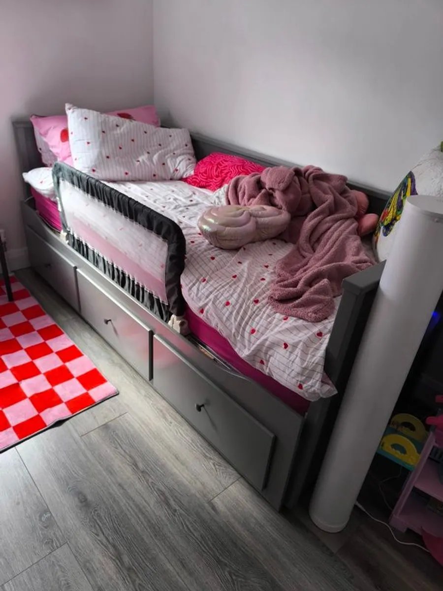 Day bed - Image 1