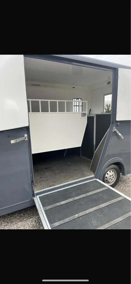 192 2 Stall Horse Lorry - Image 3