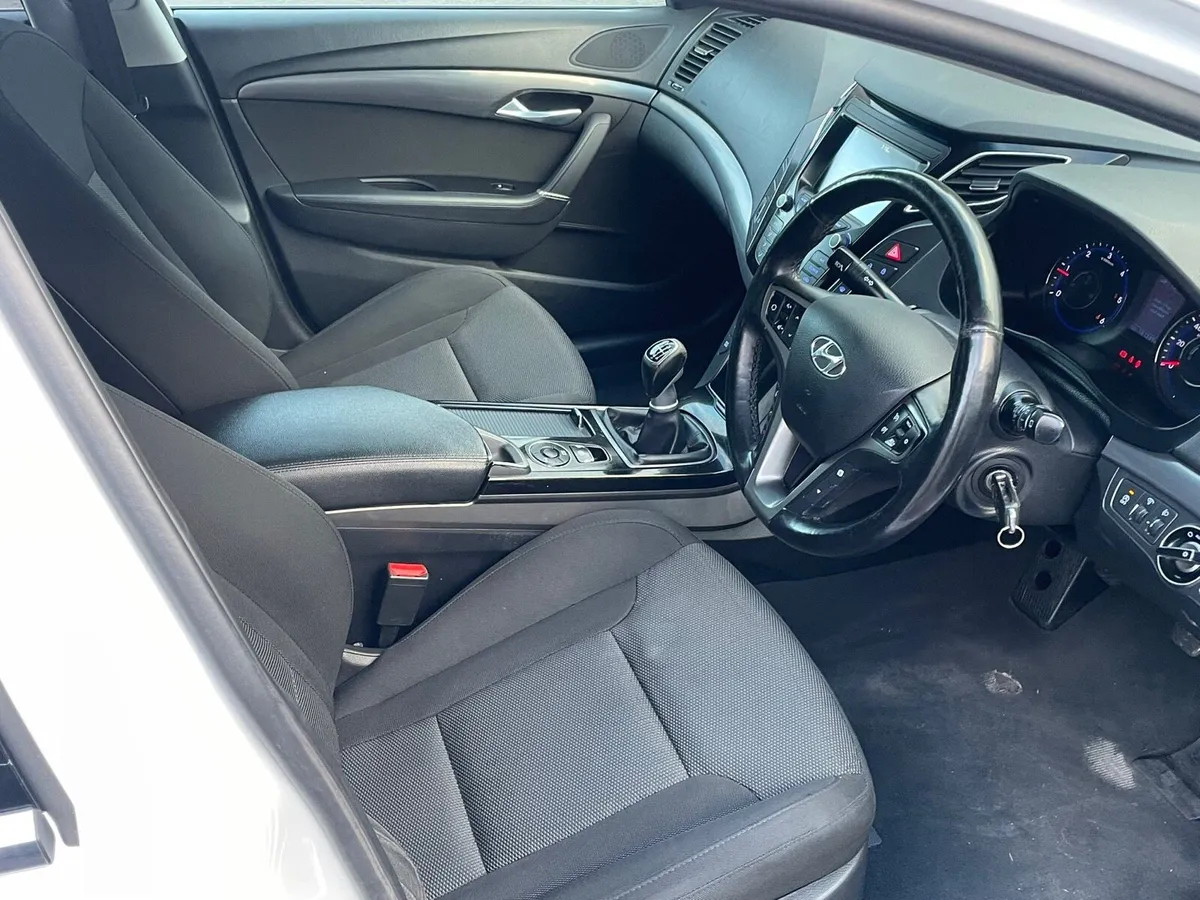 Hyundai i40 estate - Image 2