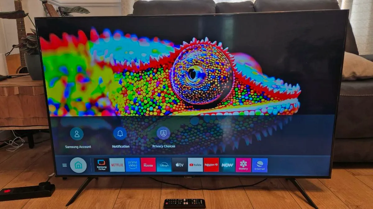 55" SAMSUNG 4K UHD Smart TV - Image 2