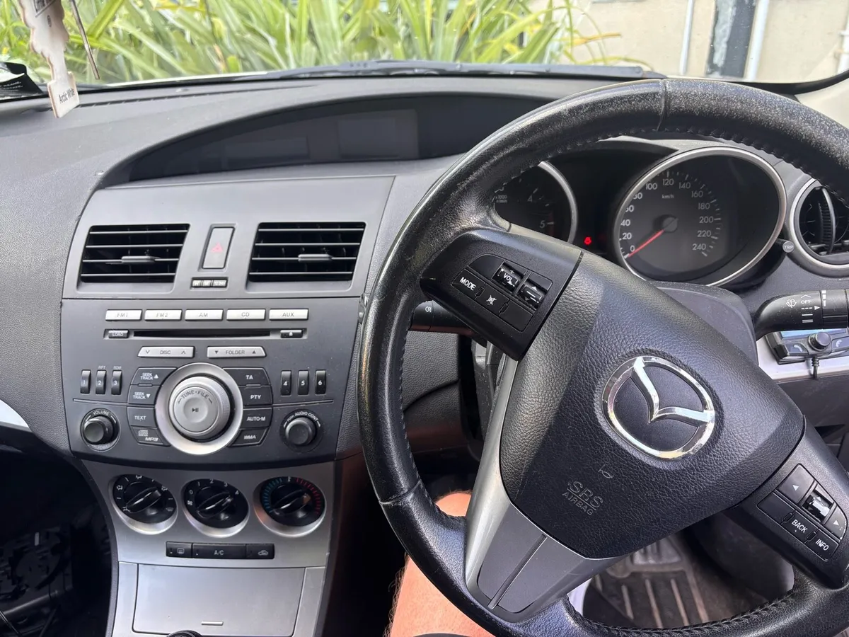 Mazda 3 1.6D Executive 4DR Diesel - Image 2