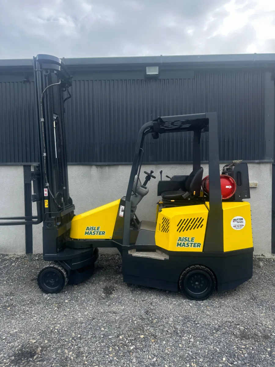 Aisle Master VNA Forklift - Image 1