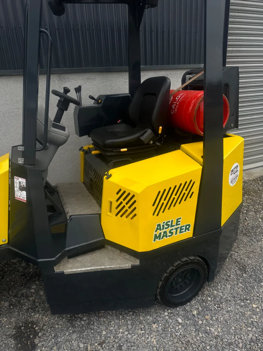 Aisle Master VNA Forklift - Image 4