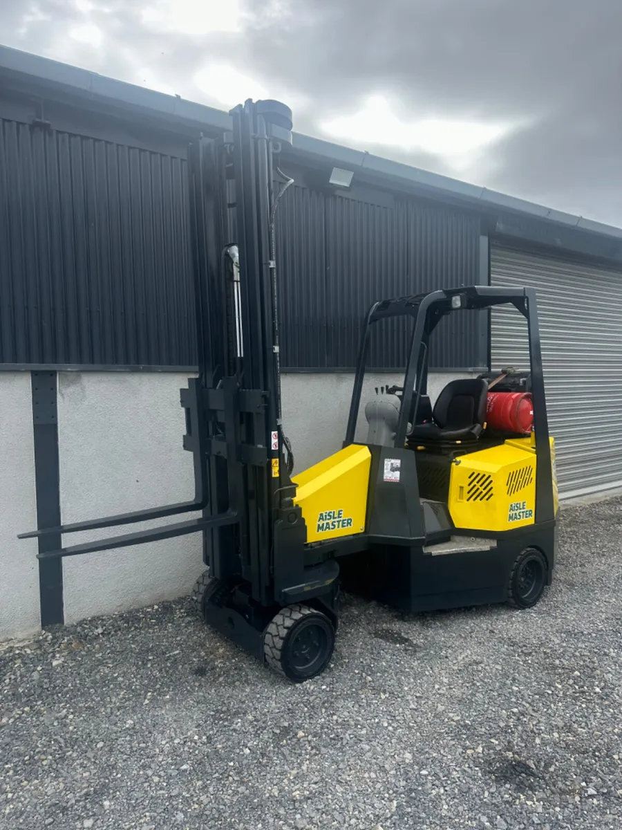 Aisle Master VNA Forklift - Image 2