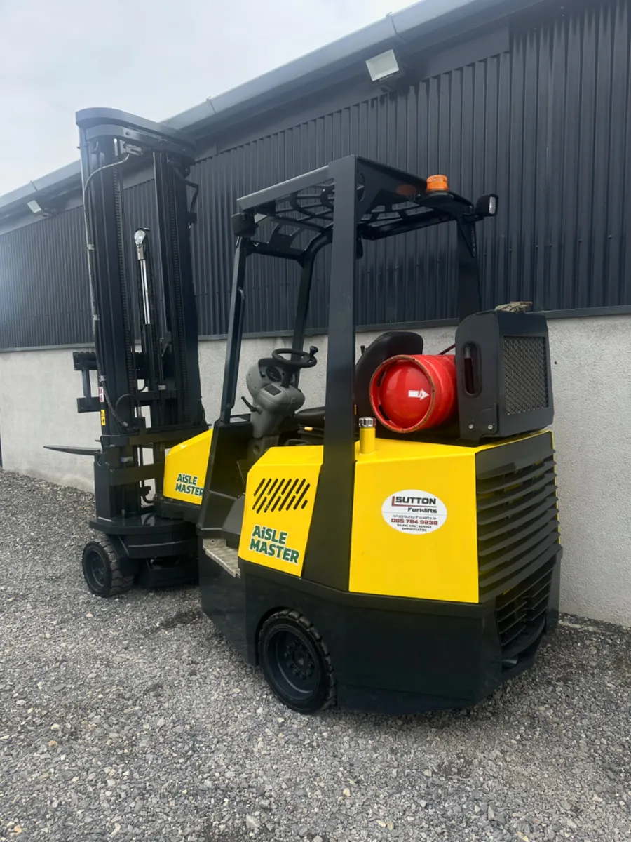 Aisle Master VNA Forklift - Image 3