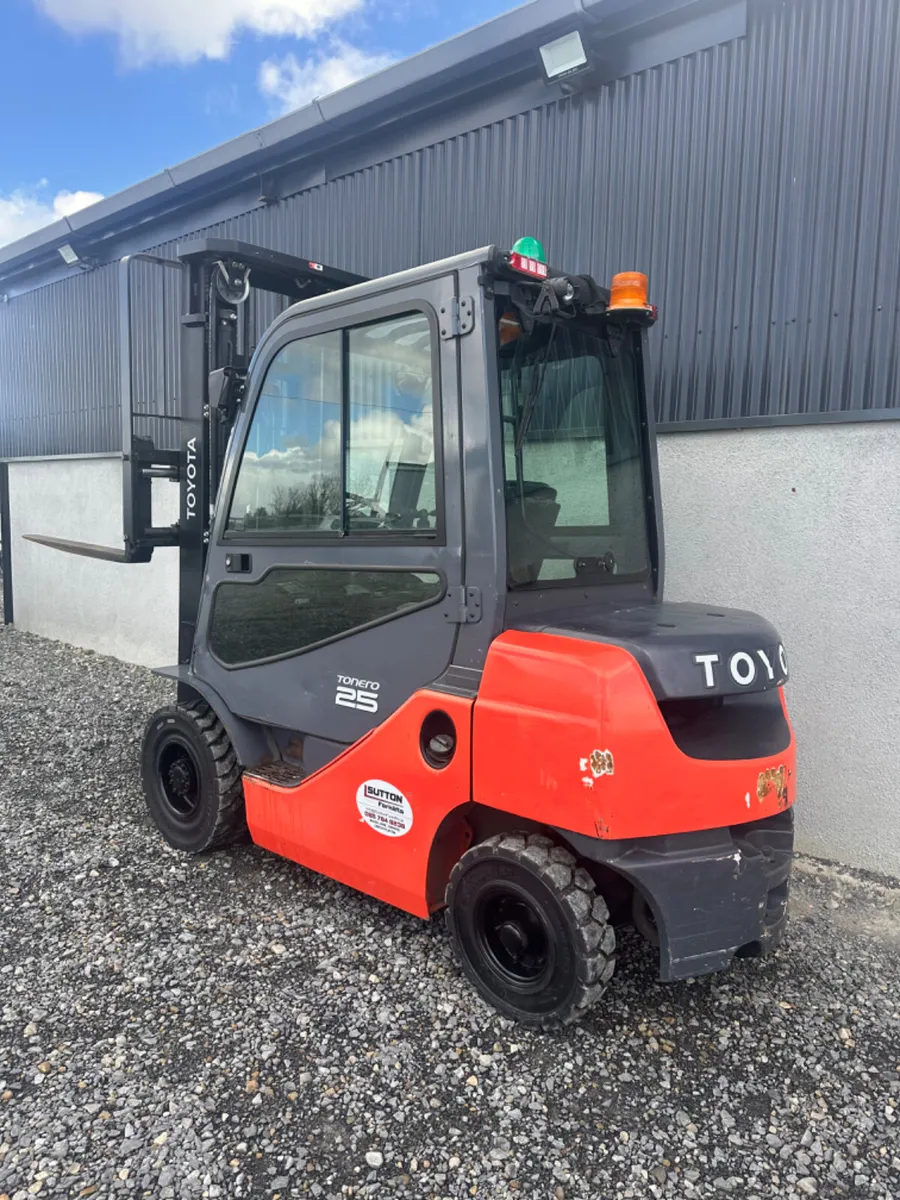 2018 Toyota Forklift - Full Cab - Image 3