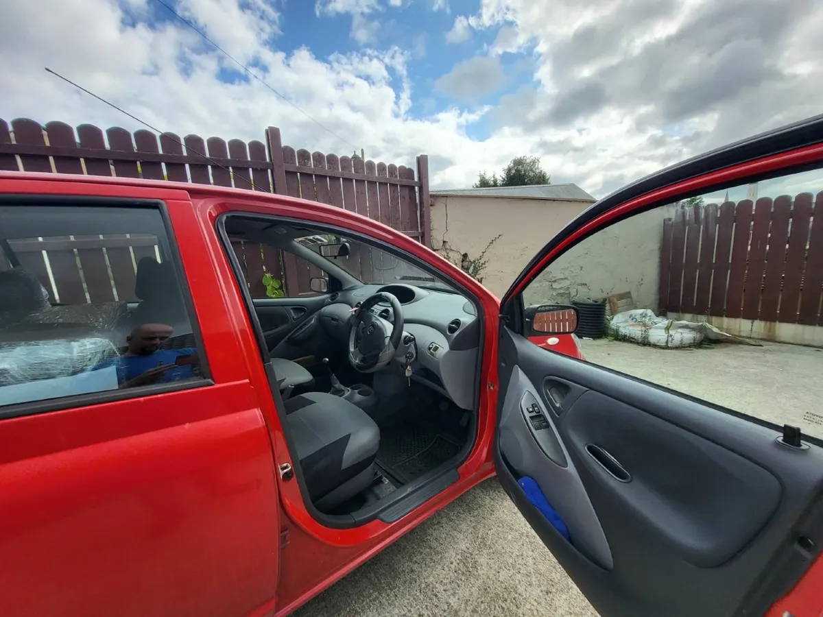 Toyota Yaris 2003 - Image 2