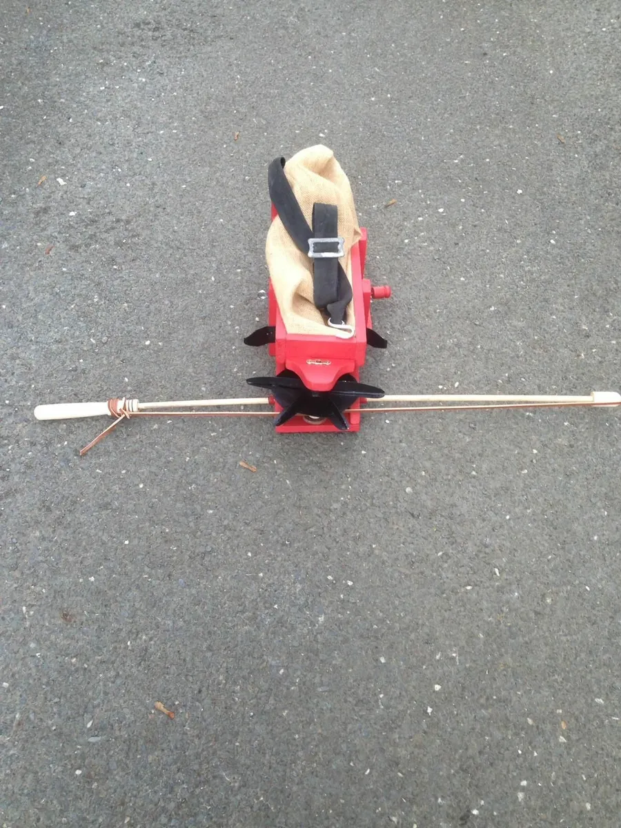 Grass seed fiddle
