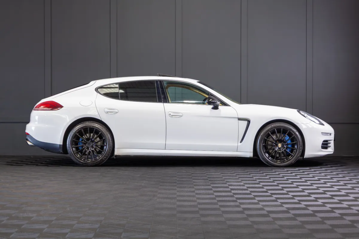 142 Porsche Panamera V6 Diesel - Image 2