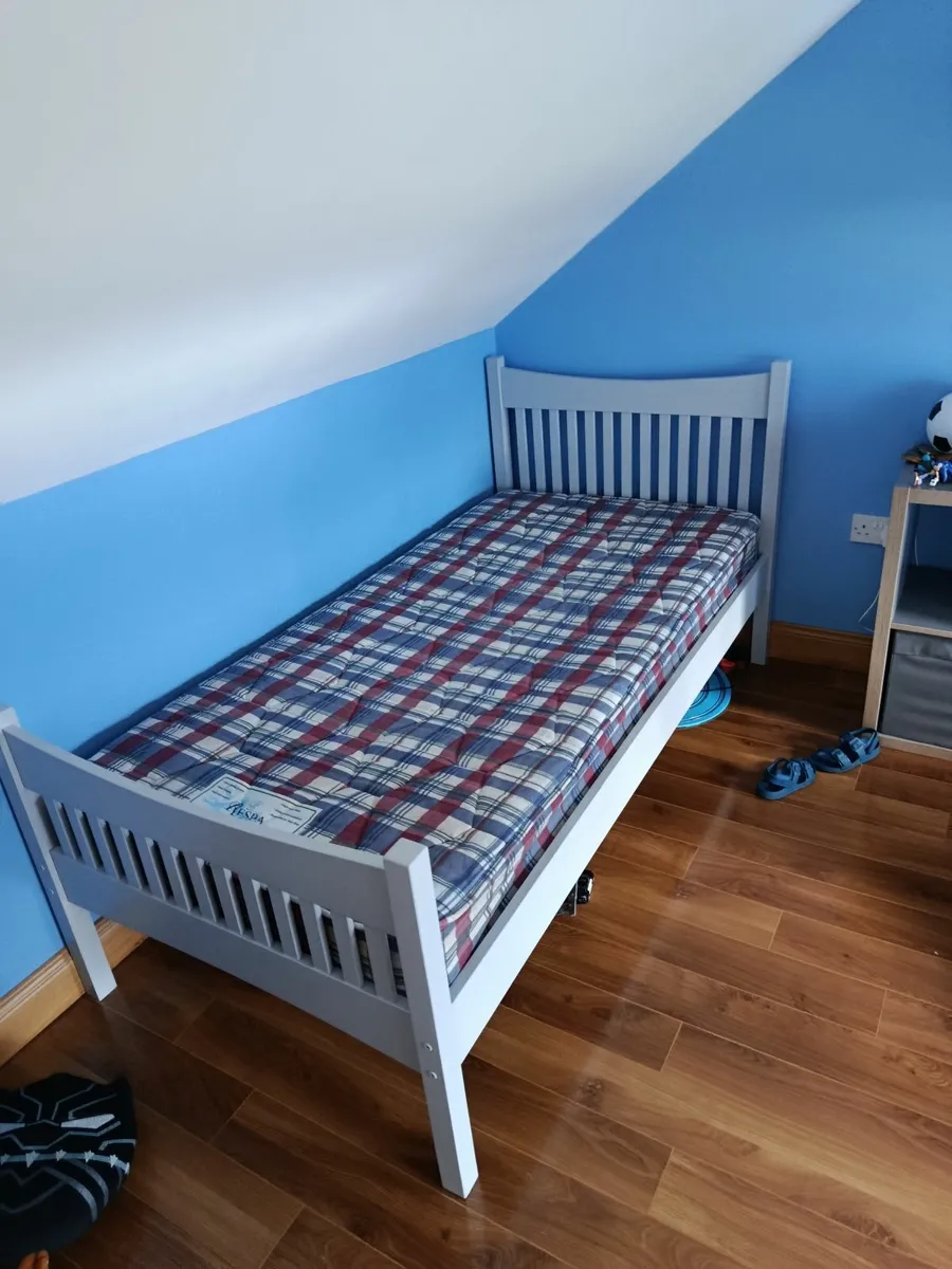 Single bed - Image 1