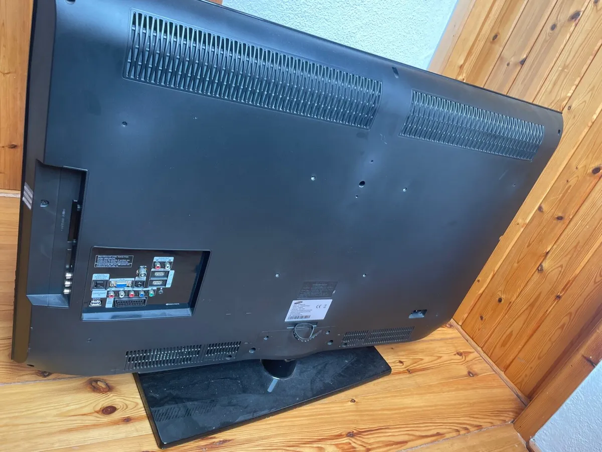 40” Samsung Flatscreen TV - Image 3
