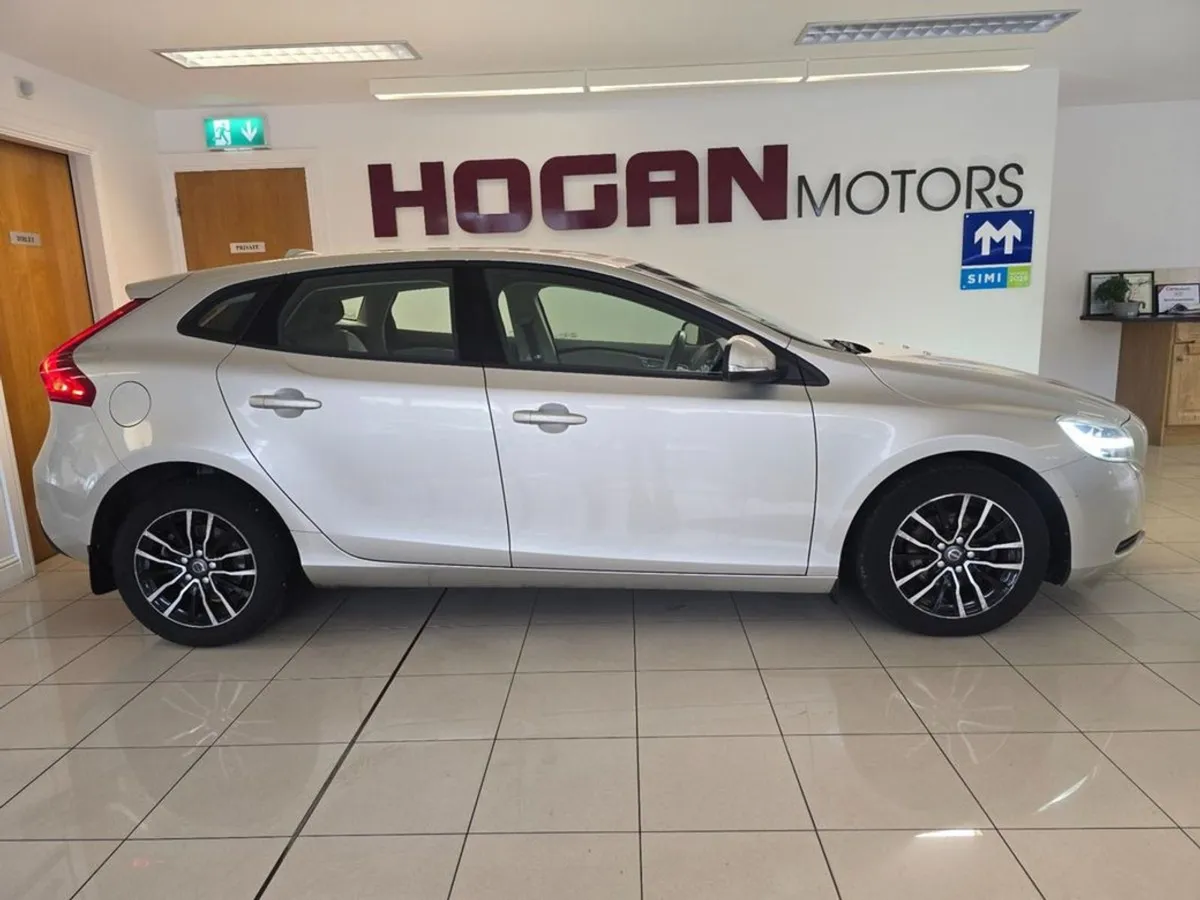 Volvo V40 D2 Momentum Edition 5DR H/B - Image 3