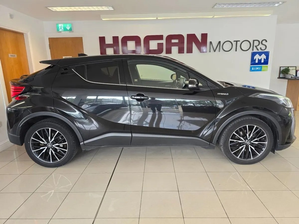 Toyota C-HR Hybrid SOL Automatic Fabulous Spec - Image 3