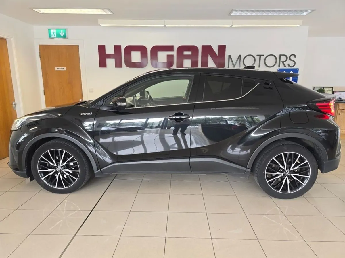 Toyota C-HR Hybrid SOL Automatic Fabulous Spec - Image 4