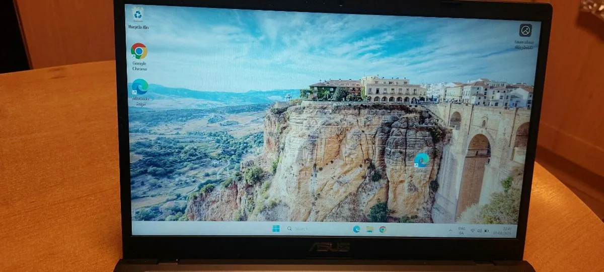 Laptop - Image 1