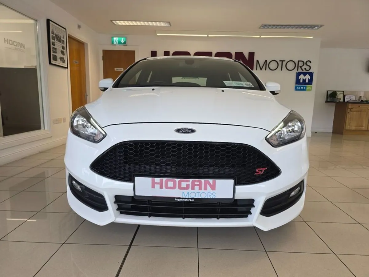 Ford Focus ST2 2.0 250PS 5DR H/B - Image 2