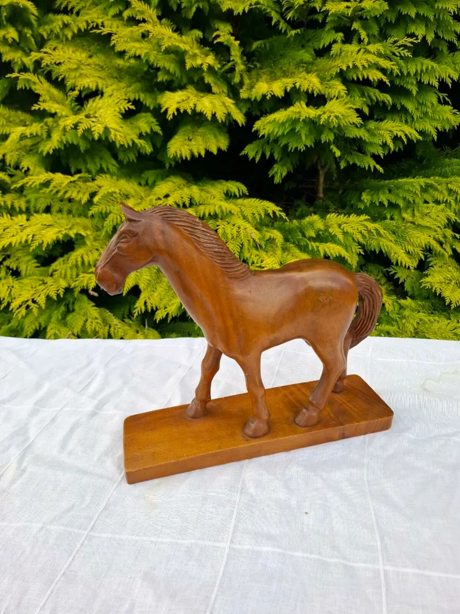 Large wood horse sculpture possible to post