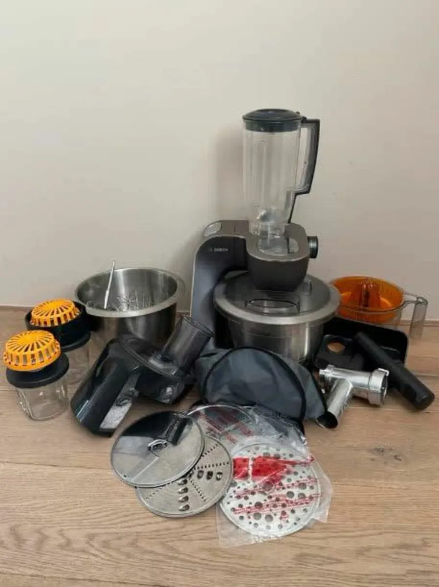 Bosch MUM5 kitchen machine with accessories - Image 1