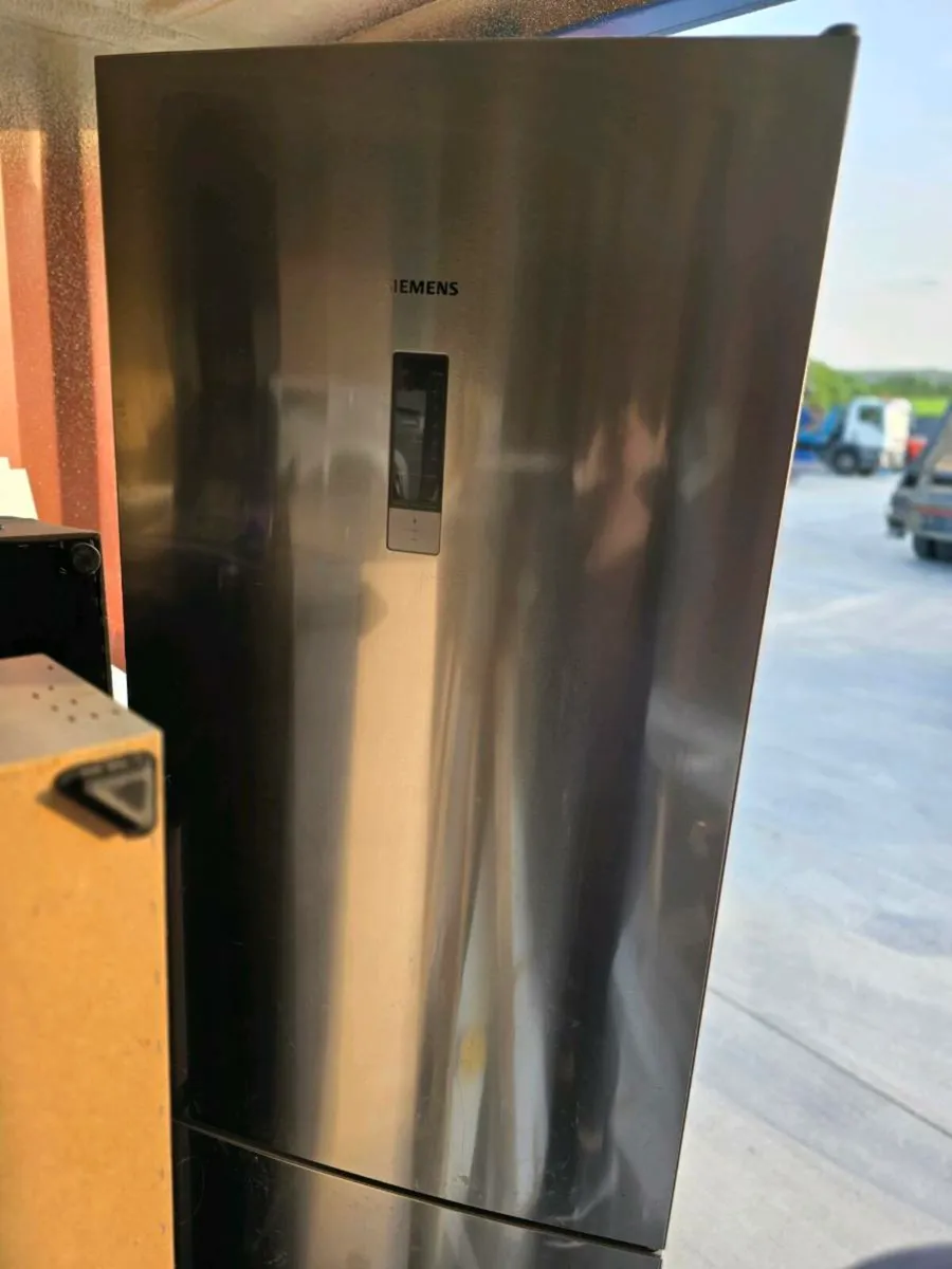 Siemens iQ300 440 Litre 70/30 Freestanding Fridge - Image 1