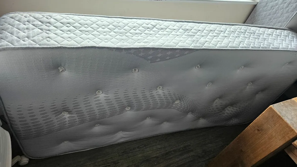 Single bed with mattress - Image 1