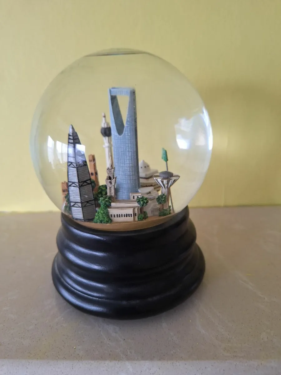 Saks of fifth avenue Riyadh musical snow globe - Image 4