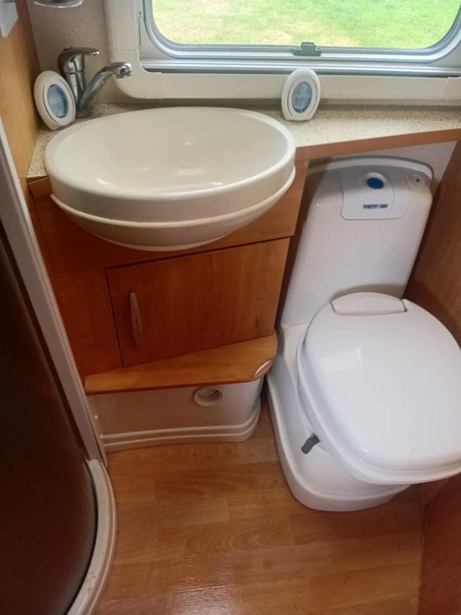 Island bed caravan - Image 4