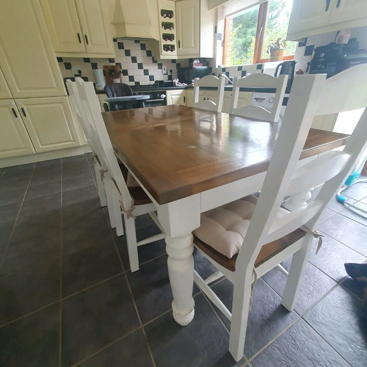 Table and chairs - Image 2