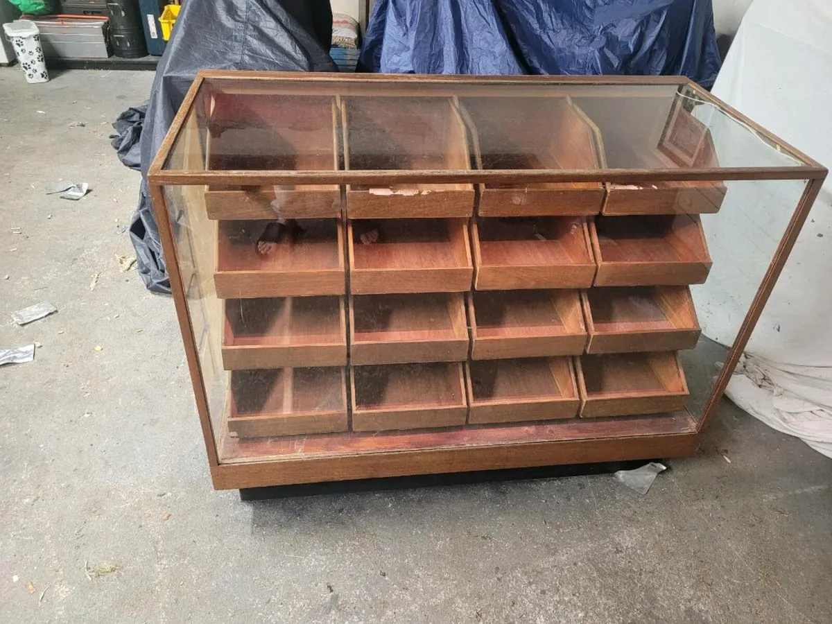 Vintage  display counter,GONE,pending colectio - Image 2