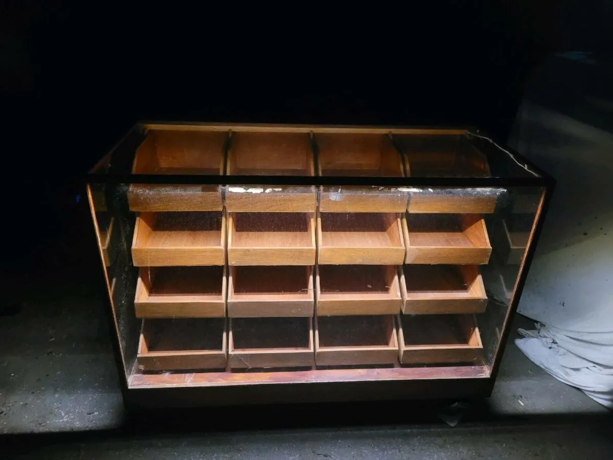 Vintage  display counter,GONE,pending colectio - Image 3