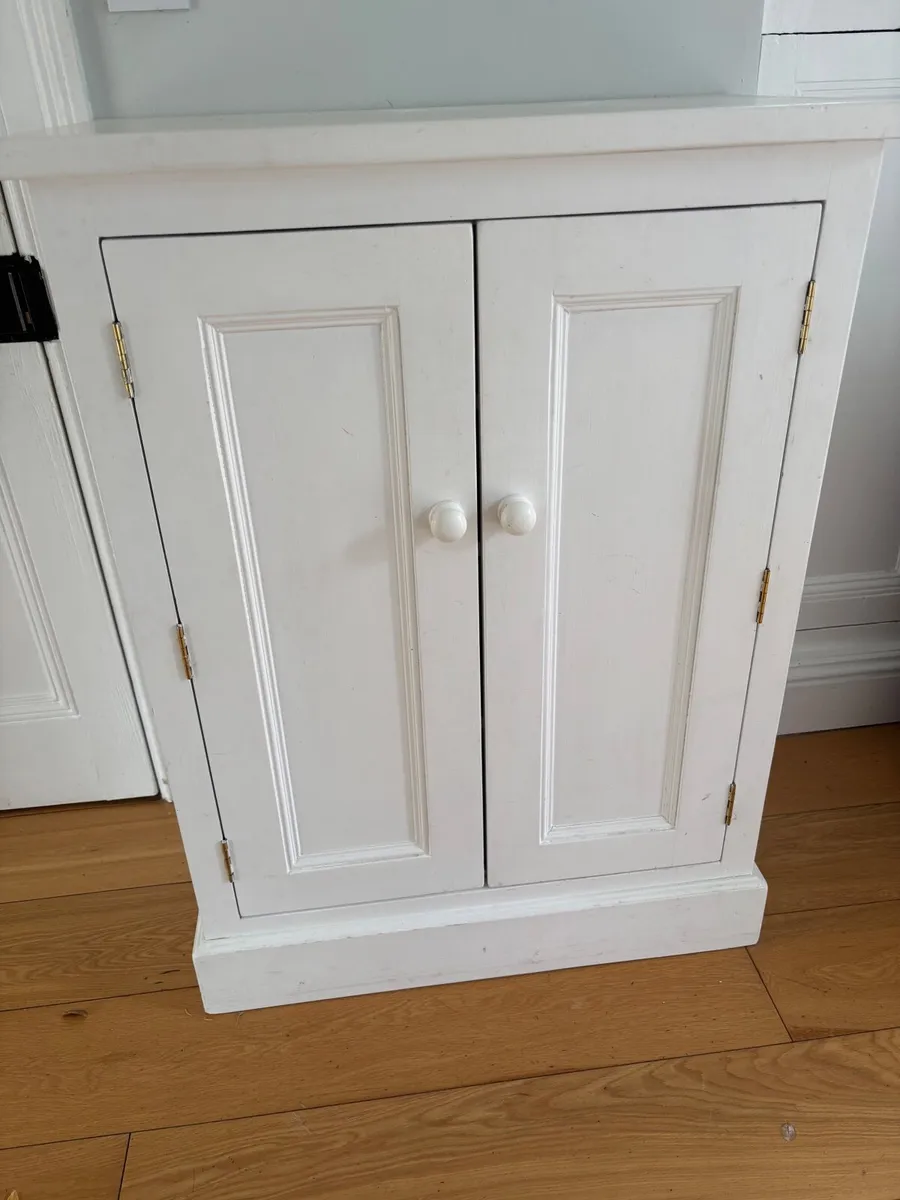 Shoe storage cabinet - Image 1