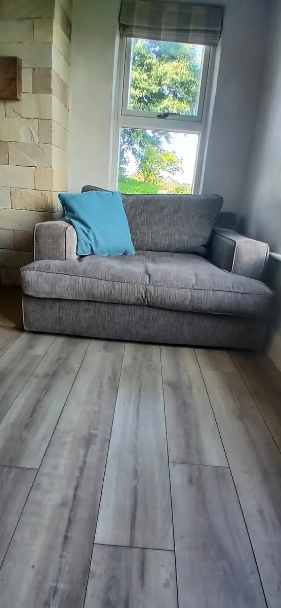 4 SEATER COUCH AND 2 CUDDLE CHAIRS - Image 1