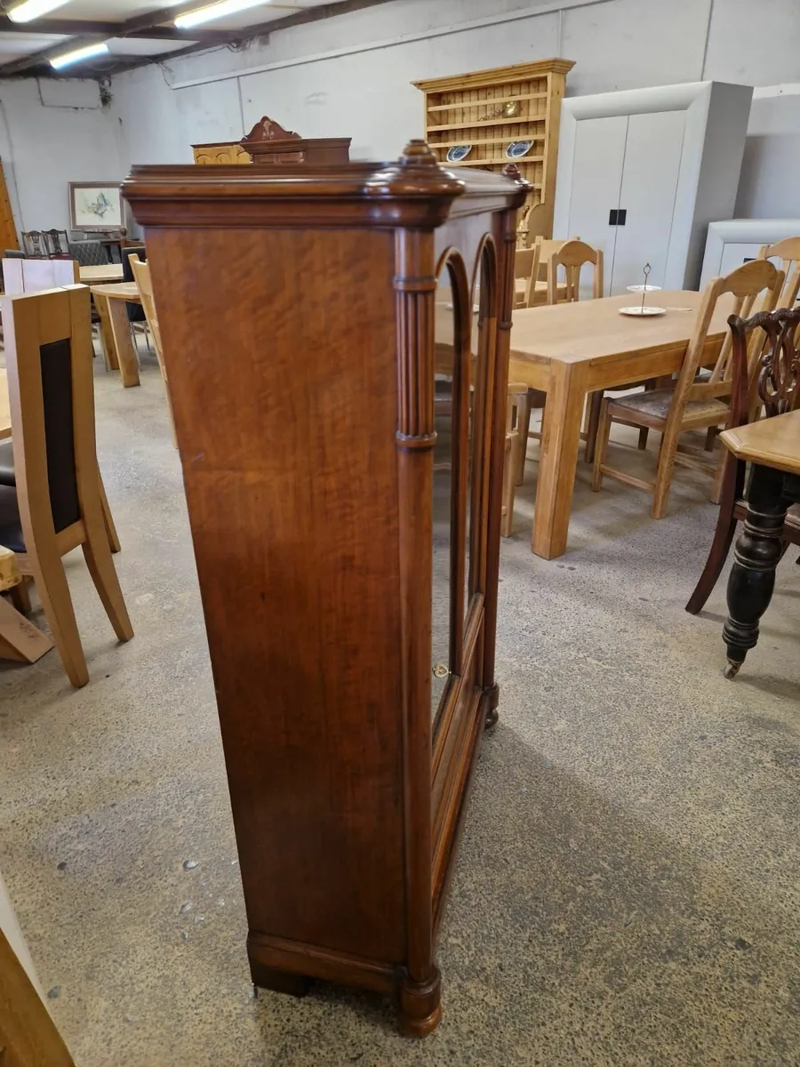Early 1900s walnut display cabinet - Image 3