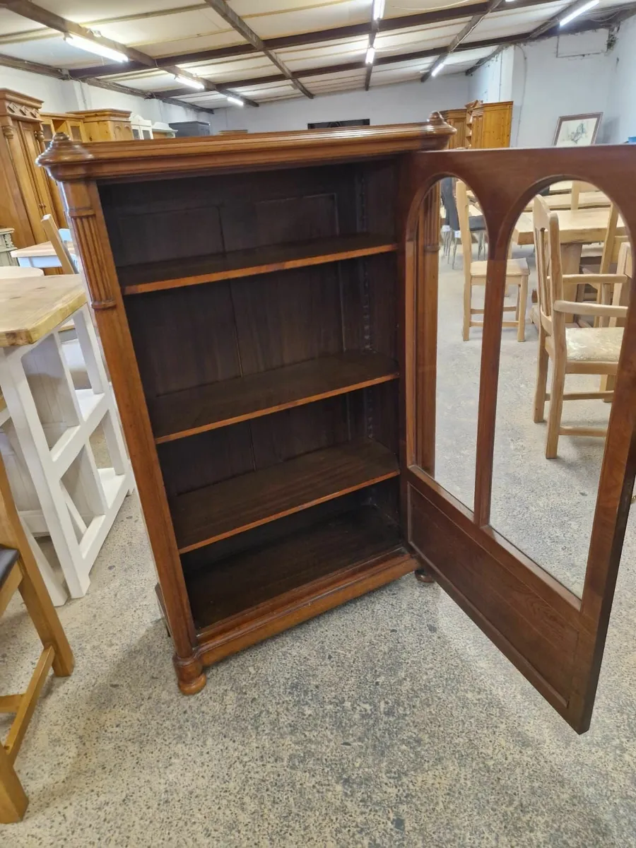 Early 1900s walnut display cabinet - Image 4