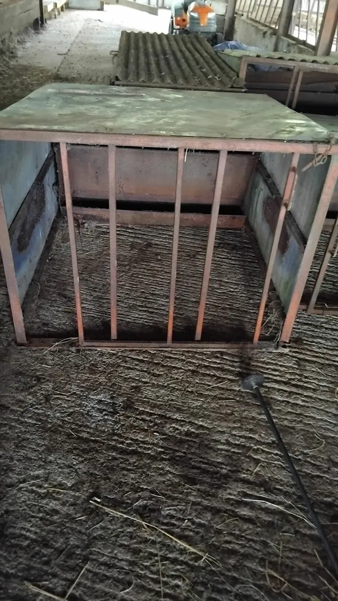 3 lamb creep feeders and 1 hay rack - Image 3