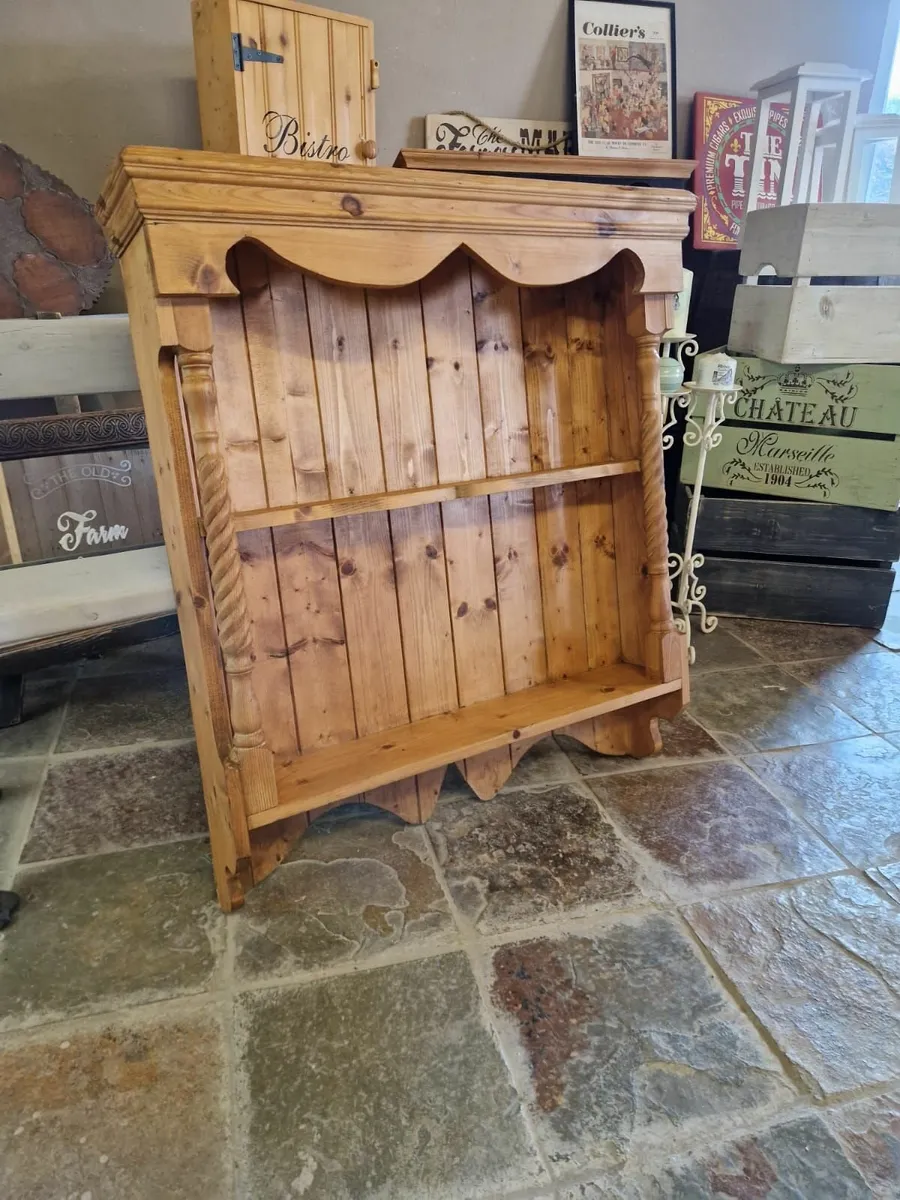 Vintage pine wall dresser, plate rack - Image 2