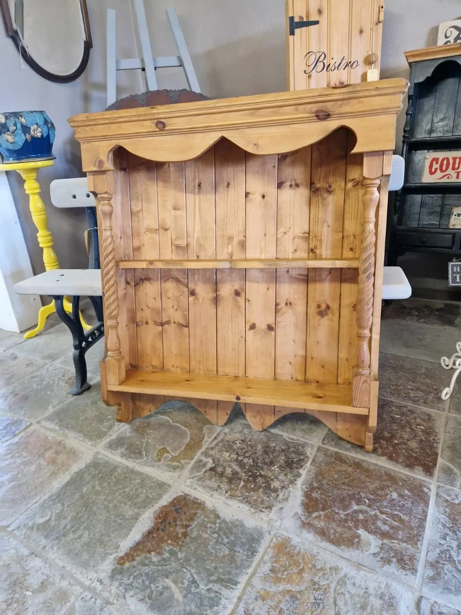Vintage pine wall dresser, plate rack - Image 1