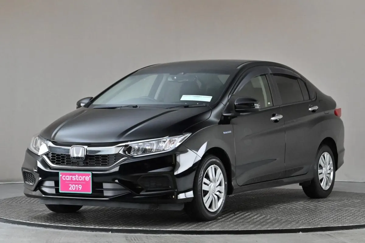 Honda Grace 1.5 Hybrid 4DR Auto  carplay android - Image 3