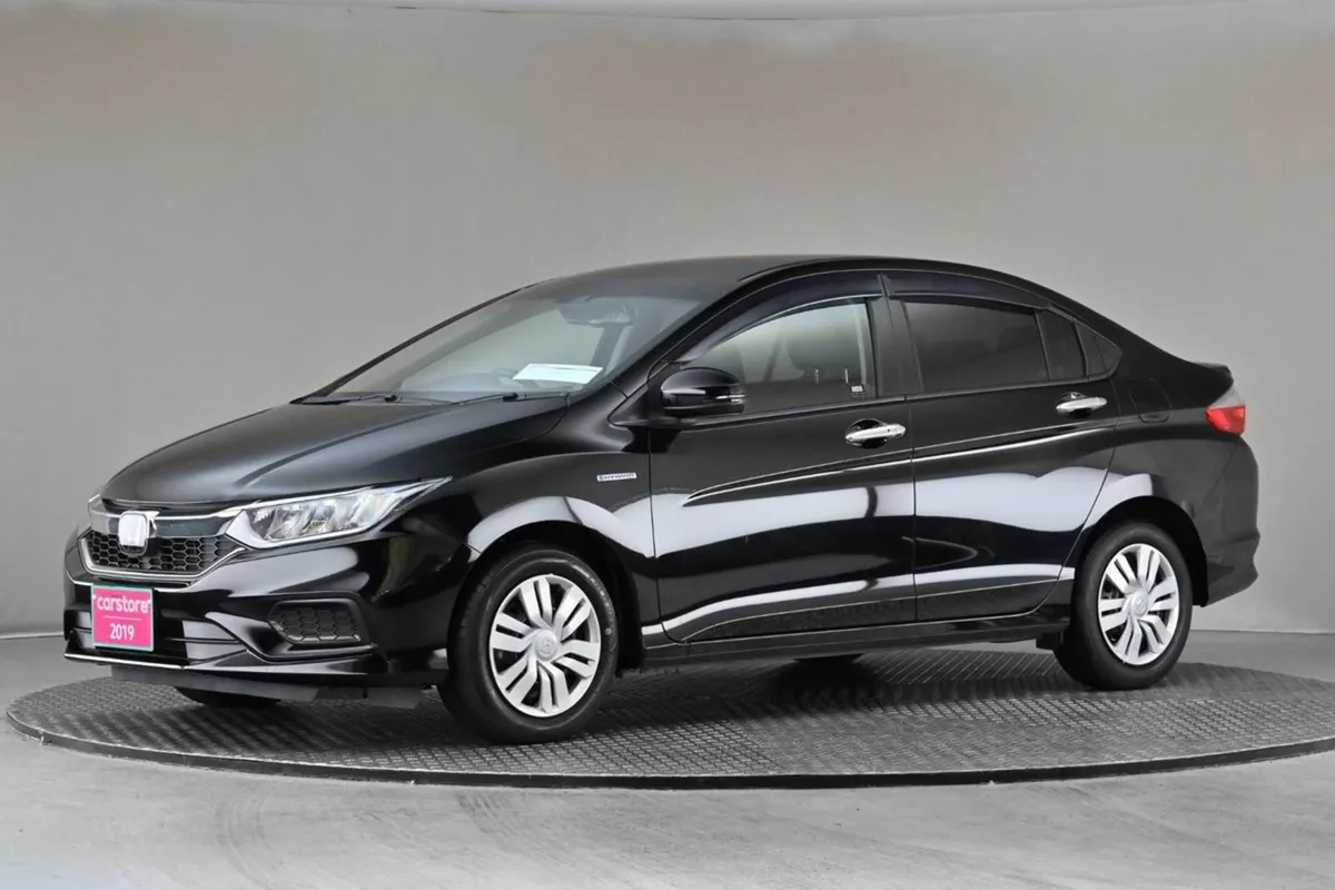 Honda Grace 1.5 Hybrid 4DR Auto  carplay android - Image 4