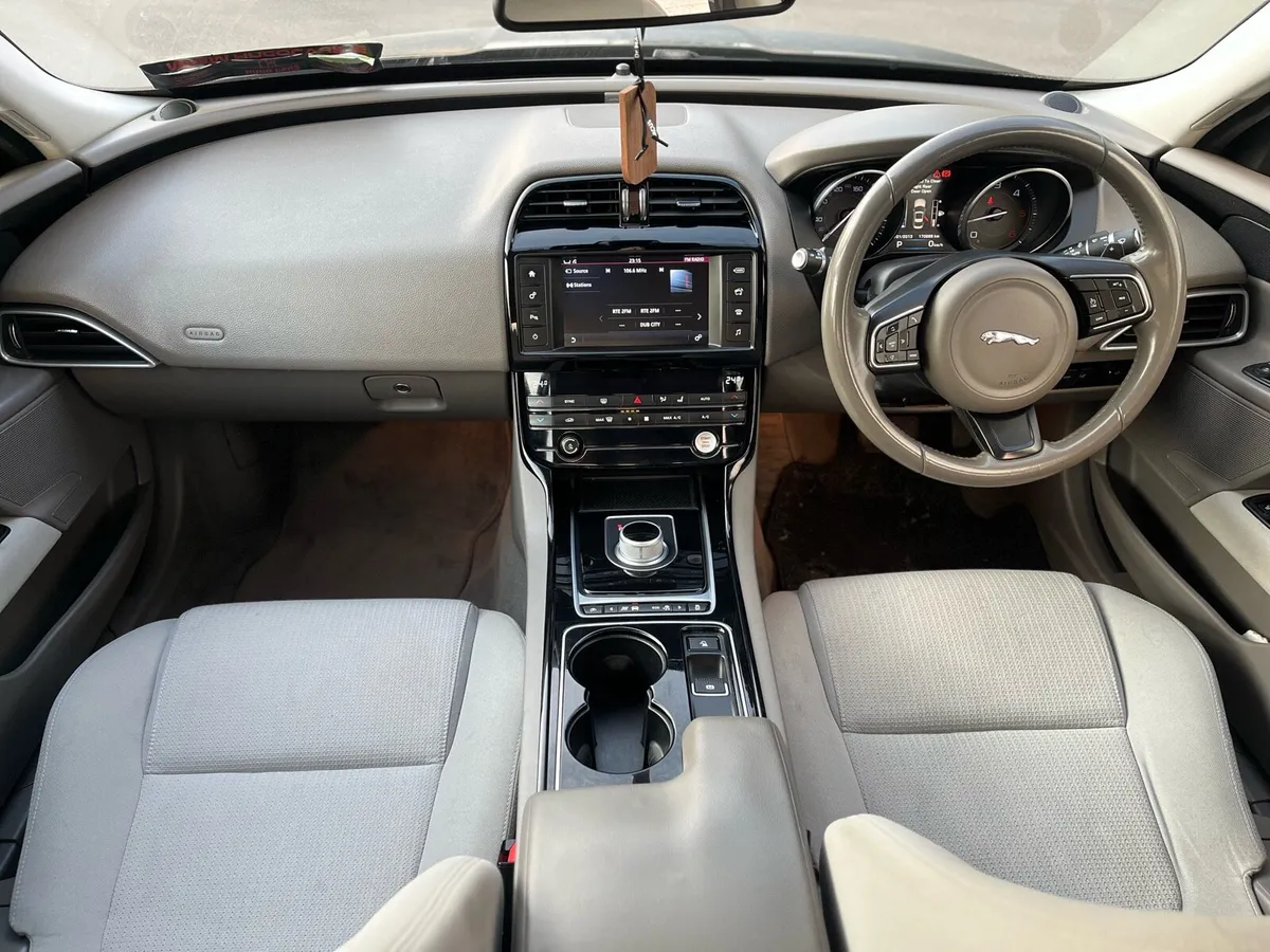 Jaguar XE 20L 14D 163PS LF SE Auto - Image 2