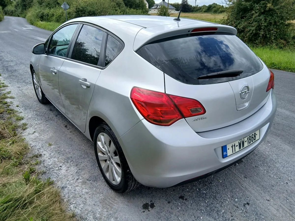 Opel Astra 2011 - Image 1