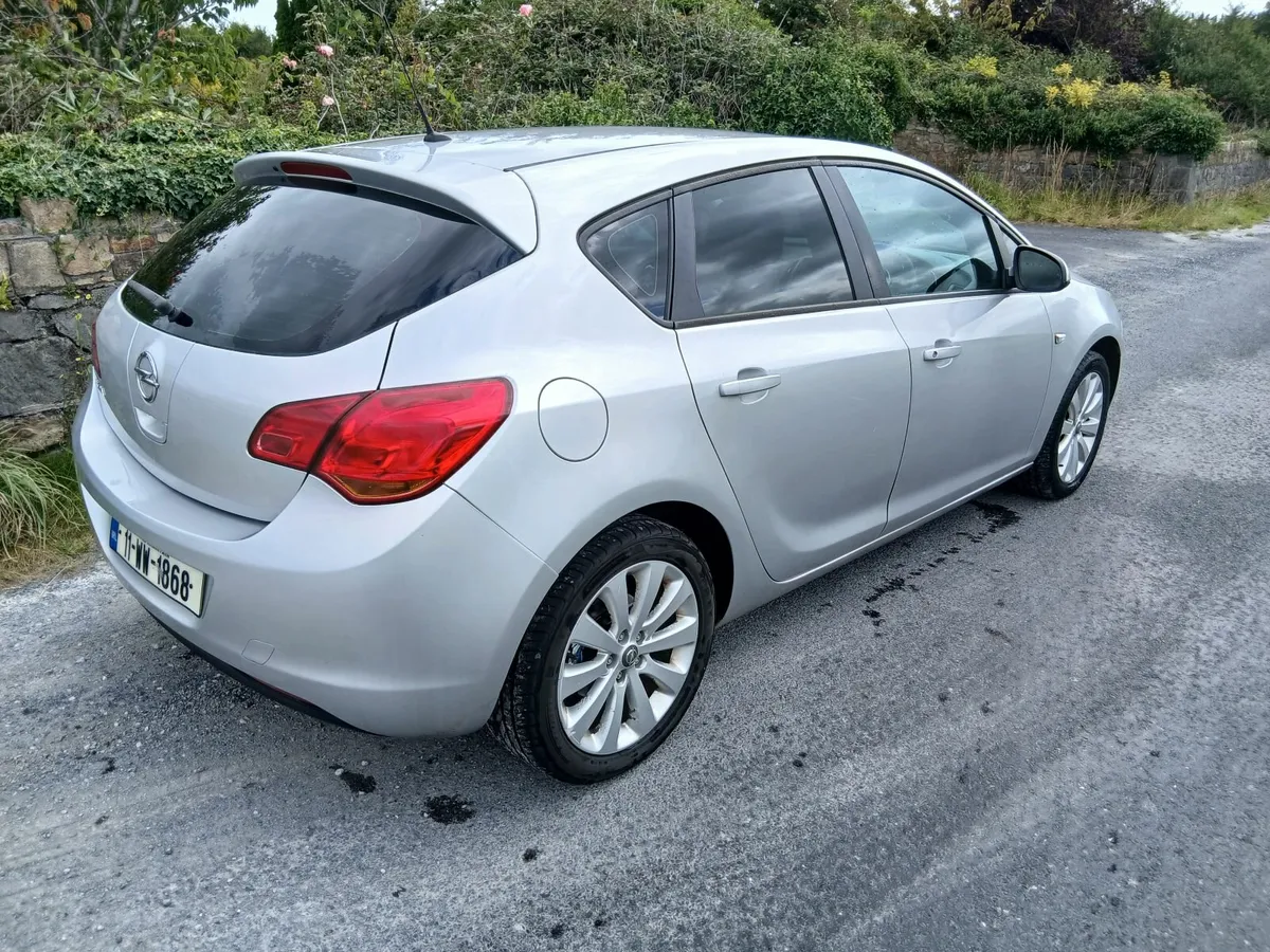 Opel Astra 2011 - Image 2