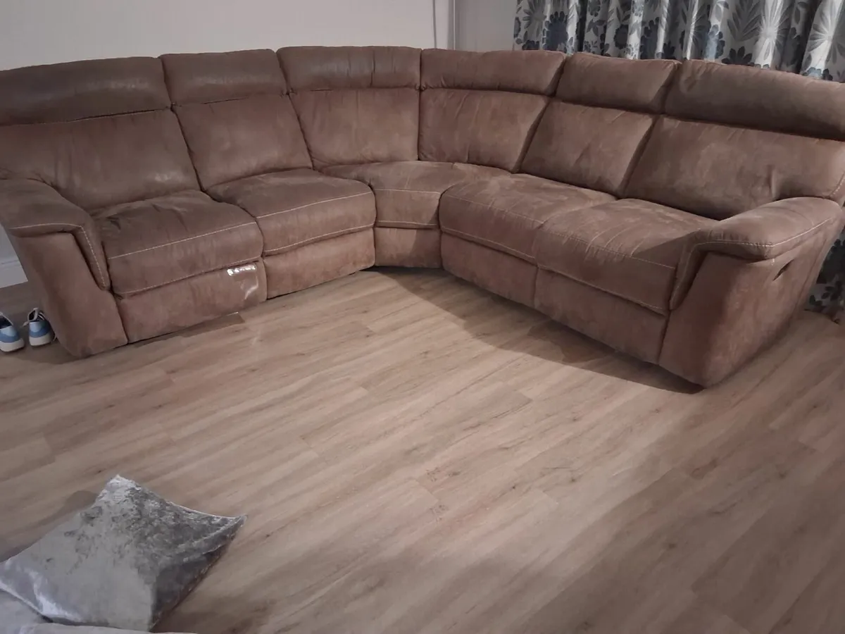 Brown corner suite - Image 1