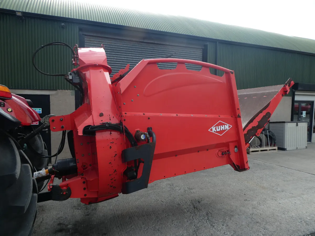 Kuhn Mounted Straw bedder - Image 1