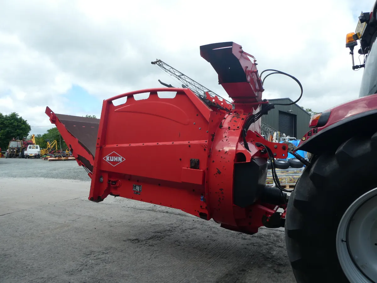 Kuhn Mounted Straw bedder - Image 2