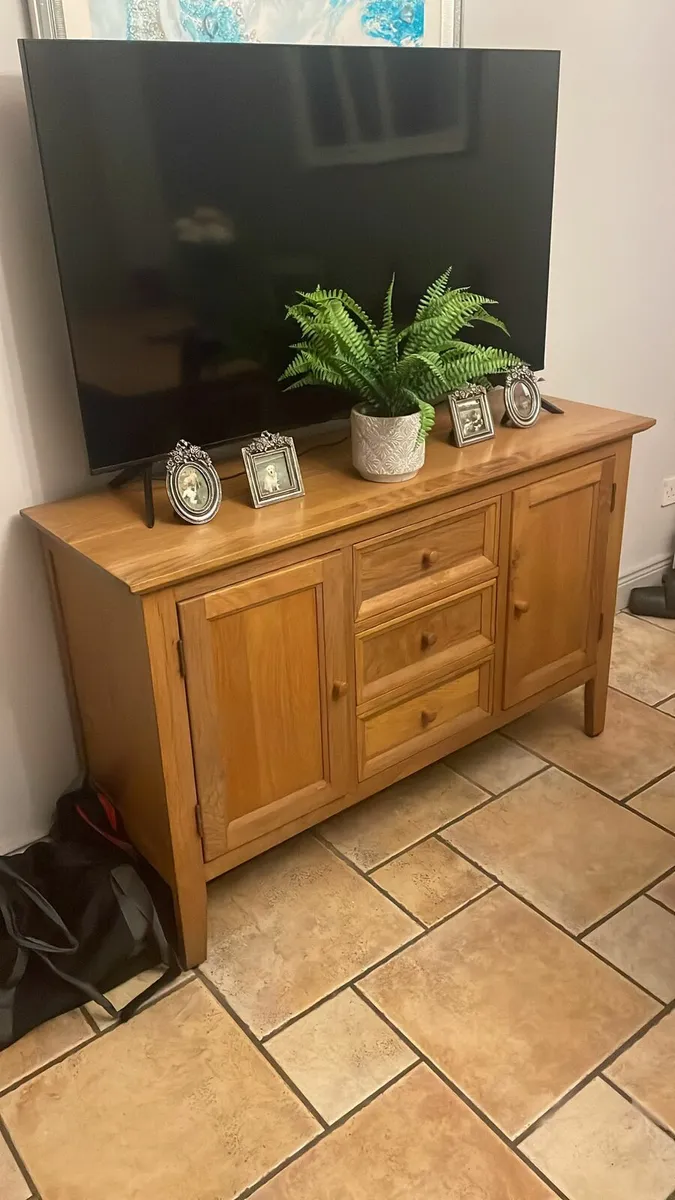 Dining table and matching sideboard - Image 1