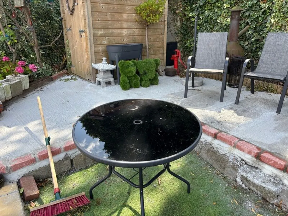 Round garden table & 4 chairs - Image 1