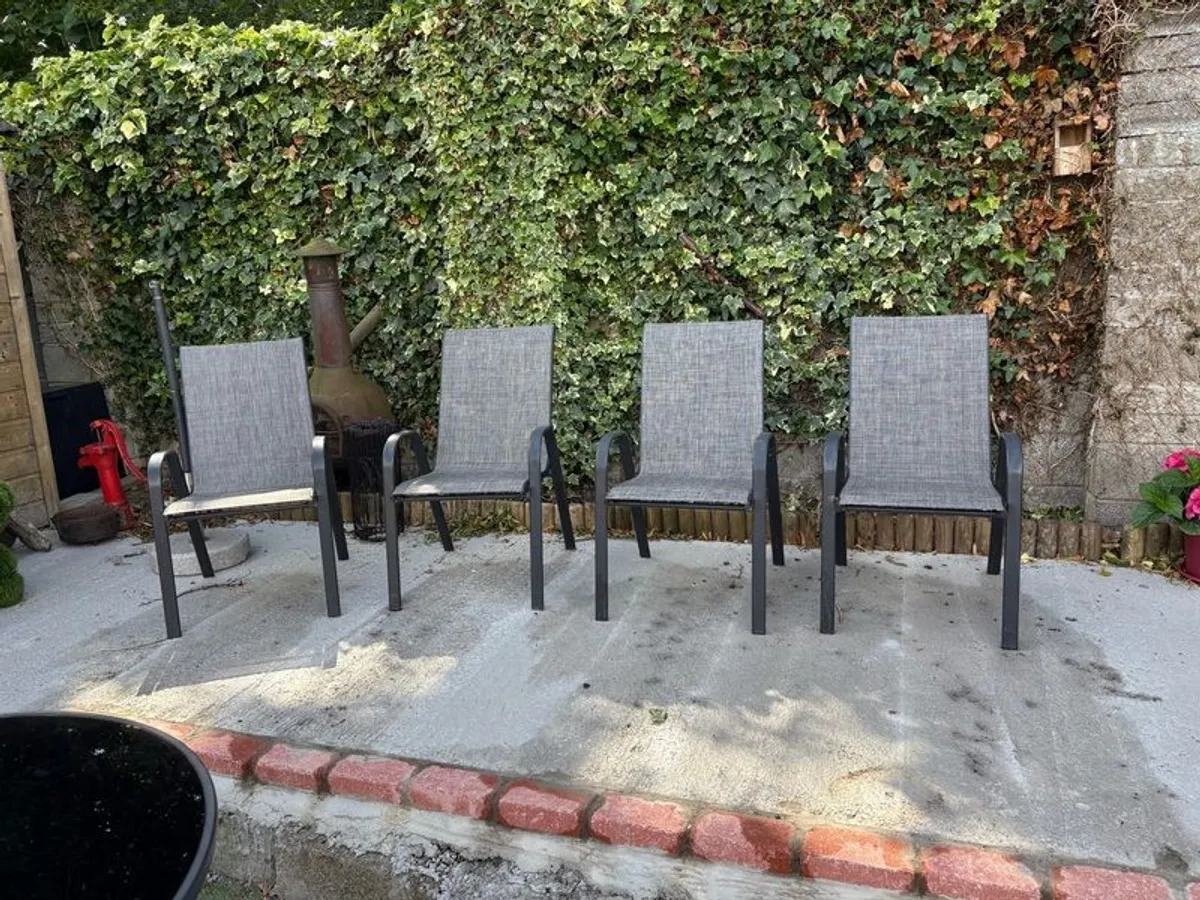 Round garden table & 4 chairs - Image 2