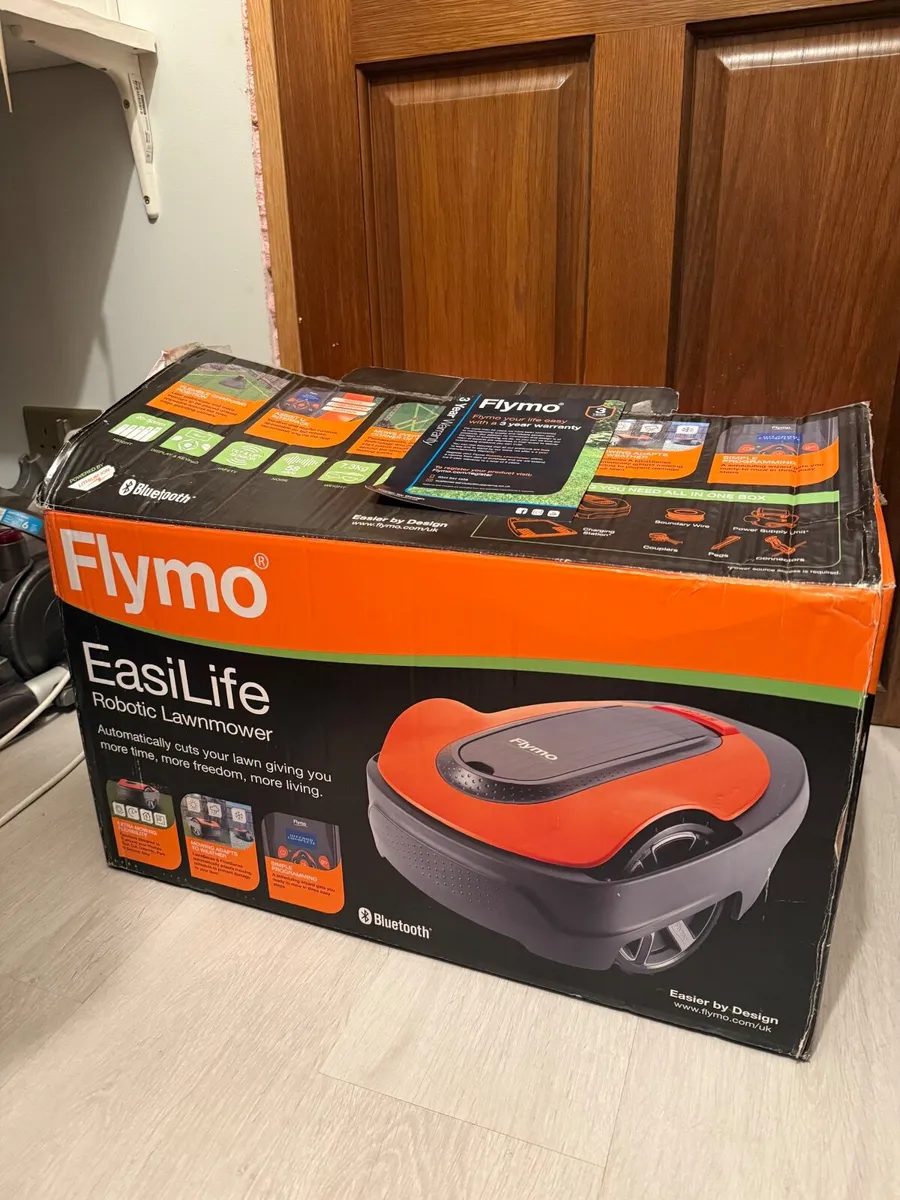 Flymo 800 robot lawnmower - Image 1
