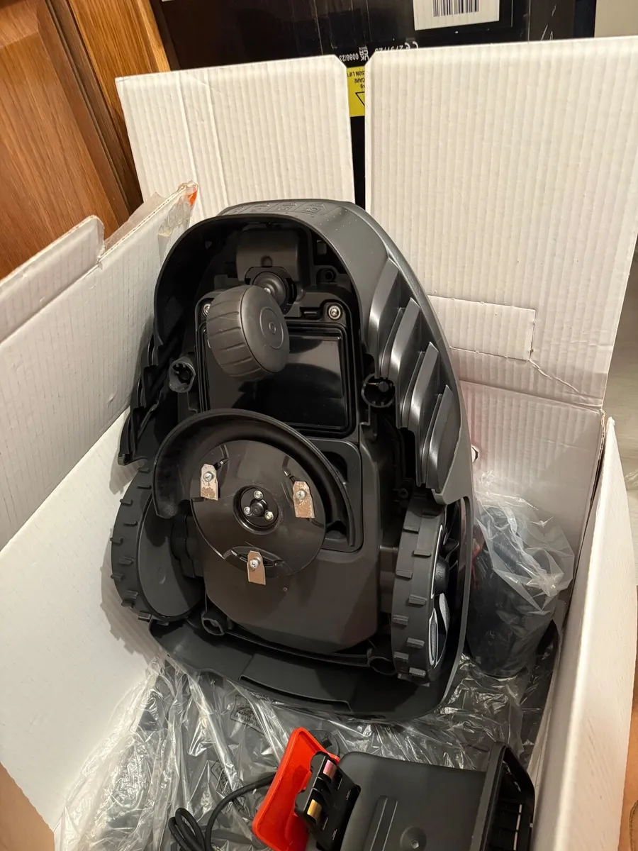 Flymo 800 robot lawnmower - Image 3